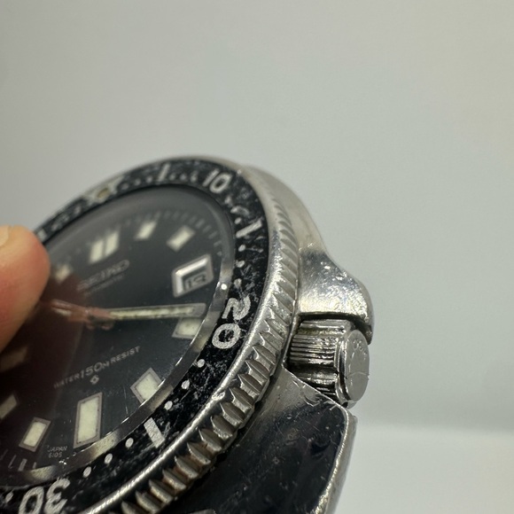 Seiko Black and Silver Diver's Watch - Picture 6 of 8